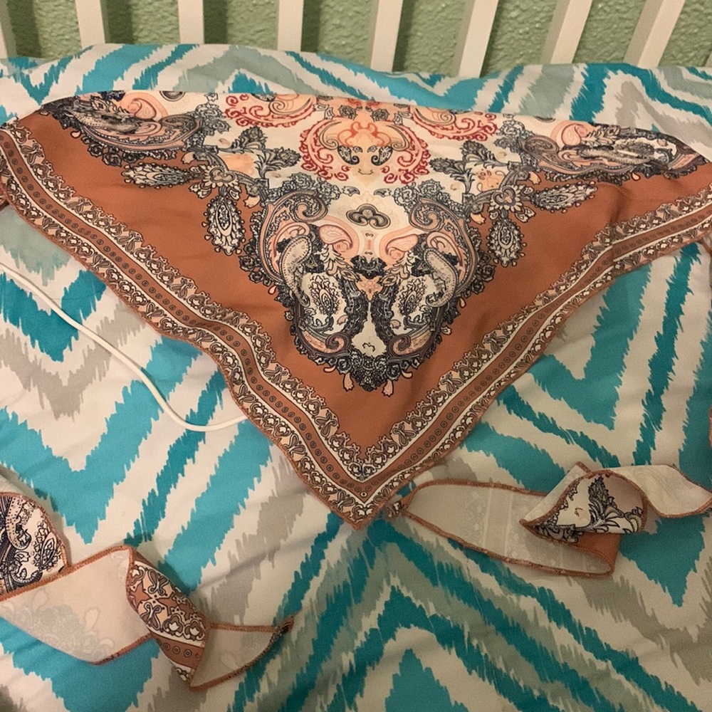 A Paisley print Bandana  blackless knot tup Top crop